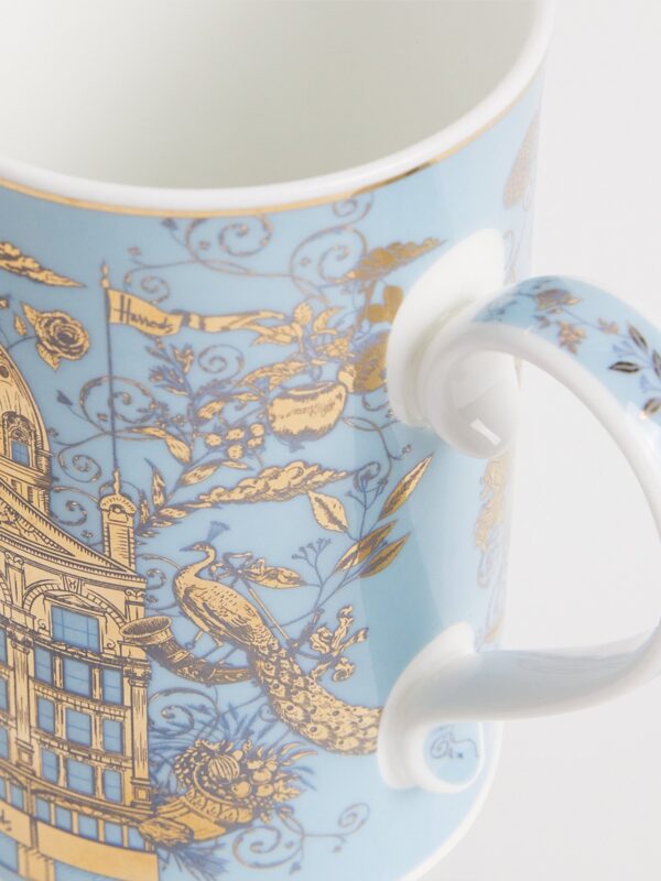 英國 Harrods 騎士橋馬克杯側面與杯口特寫,展示骨瓷質地與金色裝飾工藝