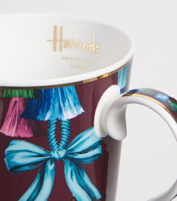 HDAC2630005-18_2 英國 Harrods 骨瓷流蘇馬克杯側面角度,呈現酒紅杯身質感與金色裝飾
