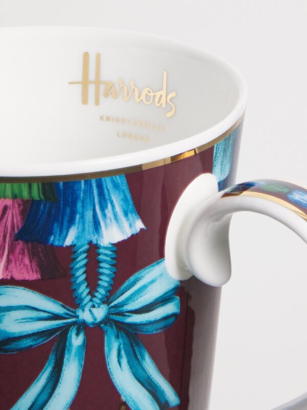 英國 Harrods 骨瓷流蘇馬克杯側面角度,呈現酒紅杯身質感與金色裝飾