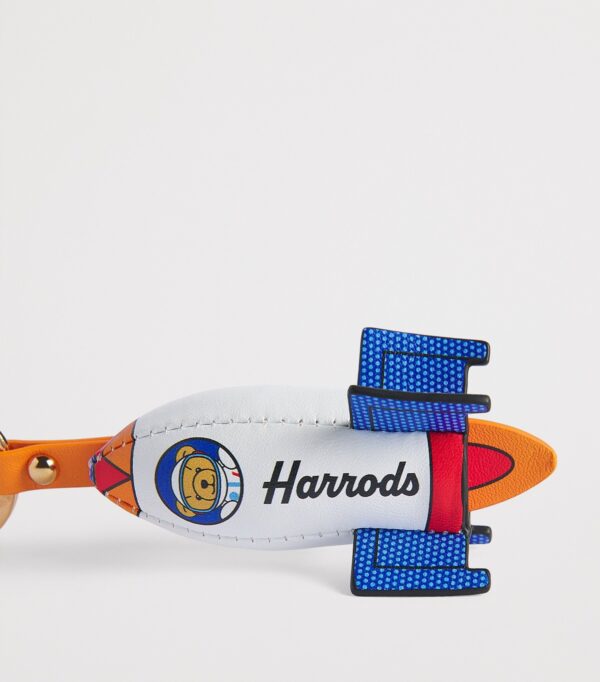 HDAK2630003-00_2 英國 Harrods Pop Rocket 白色皮革火箭鑰匙圈側面角度,呈現立體造型與金屬掛環