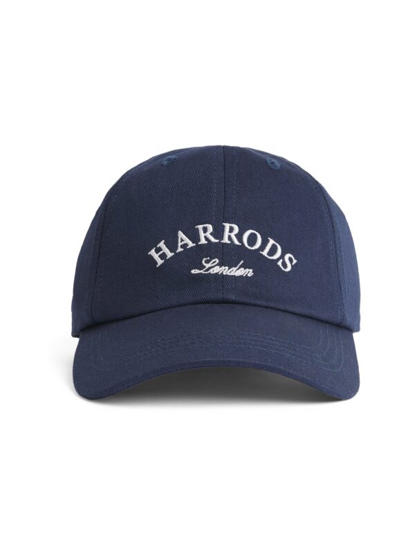 HDAW2630001-69_1-uni 英國 Harrods 藍色棉質棒球帽正面,帽身飾有對比色品牌刺繡標誌