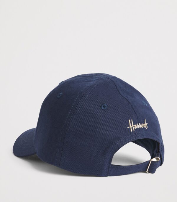 HDAW2630001-69_2 Harrods 藍色棒球帽側面細節,展示帽型輪廓與純棉布料質感
