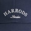HDAW2630001-69_3 Harrods 藍色棒球帽後方搭扣設計特寫,顯示可調式扣合結構