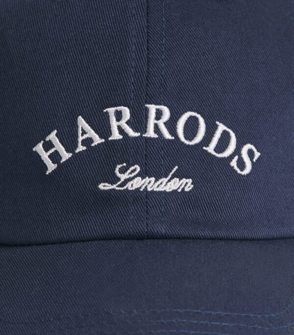 Harrods 藍色棒球帽後方搭扣設計特寫，顯示可調式扣合結構