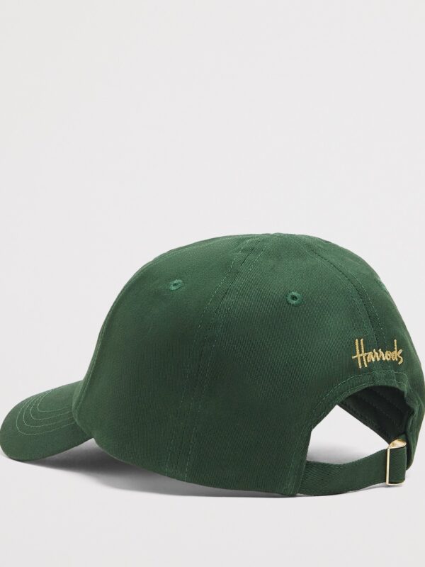Harrods 棒球帽側面角度,展示帽型輪廓與有機棉布料質地