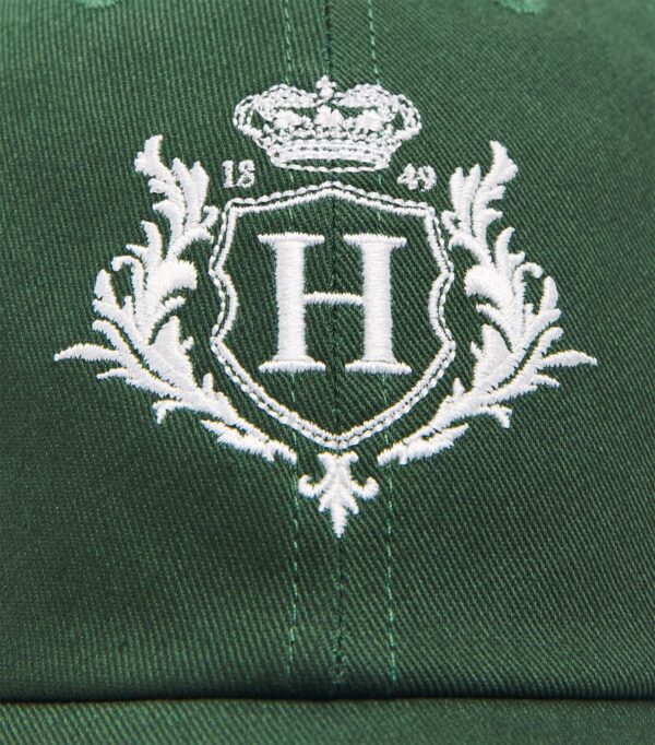 Harrods 棒球帽後扣細節，顯示可調節搭扣設計