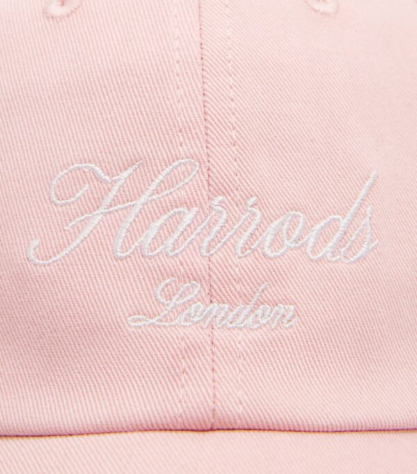 Harrods 粉紅棒球帽後扣帶細節，可調節搭扣設計