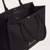 HDBB2432001-09_4 Harrods 黑色托特包磁力扣開合特寫,展示開口結構