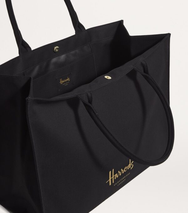 HDBB2432001-09_4 Harrods 黑色托特包磁力扣開合特寫,展示開口結構
