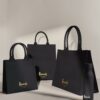 HDBB2432001-09_6 Harrods 黑色托特包平放俯視圖,展示整體尺寸比例