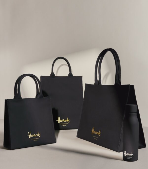 HDBB2432001-09_6 Harrods 黑色托特包平放俯視圖,展示整體尺寸比例