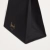 HDBB2432001-09_7 模特兒手提 Harrods 黑色棉質托特包實搭示範,展現日常穿搭質感