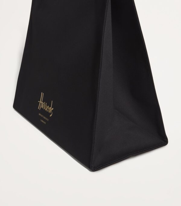 HDBB2432001-09_7 模特兒手提 Harrods 黑色棉質托特包實搭示範,展現日常穿搭質感