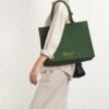 HDBB2432001-55_2 Harrods 棉布托特包側面角度,展示包款立體結構與 32×41×16cm 容量