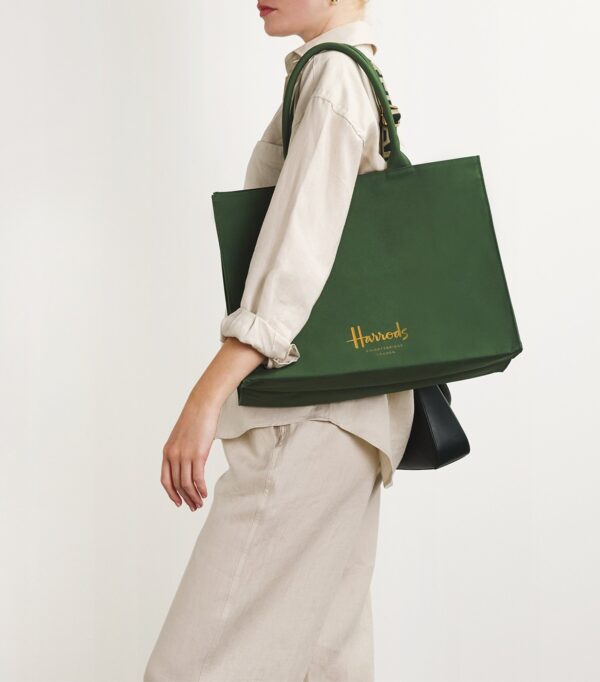 HDBB2432001-55_2 Harrods 棉布托特包側面角度,展示包款立體結構與 32×41×16cm 容量