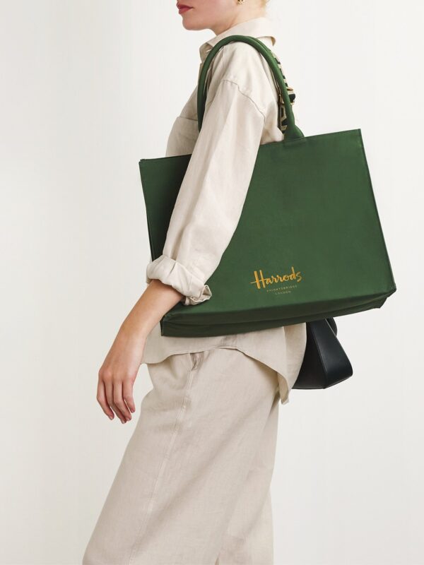 Harrods 棉布托特包側面角度,展示包款立體結構與 32×41×16cm 容量