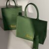 HDBB2432001-55_6 Harrods 經典綠托特包整體搭配情境,放置日常物品展示實用容量