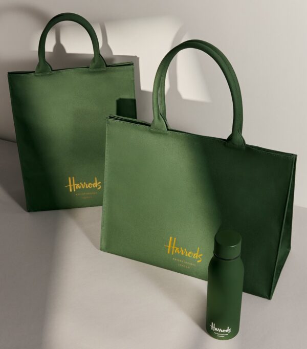 HDBB2432001-55_6 Harrods 經典綠托特包整體搭配情境,放置日常物品展示實用容量