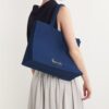 HDBB2432001-65_2 Harrods 棉質托特包側面角度,展示 32×41×16cm 立體容量
