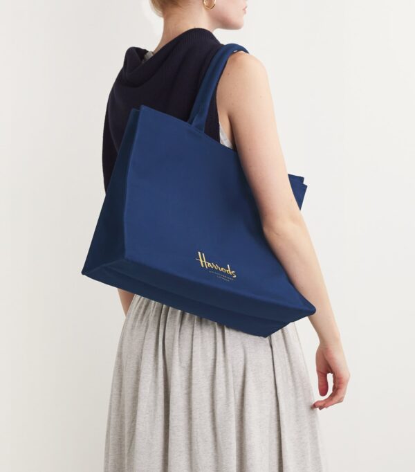 HDBB2432001-65_2 Harrods 棉質托特包側面角度,展示 32×41×16cm 立體容量