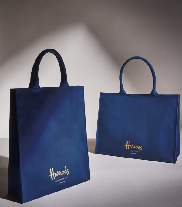 HDBB2432001-65_6 Harrods 棉質托特包平放全展,皇家藍底色與燙金 Logo 清晰呈現