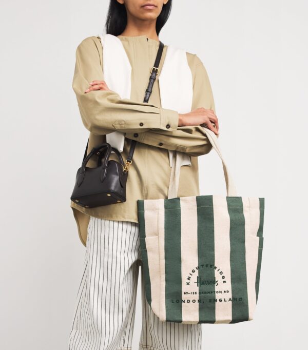 HDBB2522002-55_2 Harrods 黃麻托特包側面角度,展示約 15cm 包深與立體結構