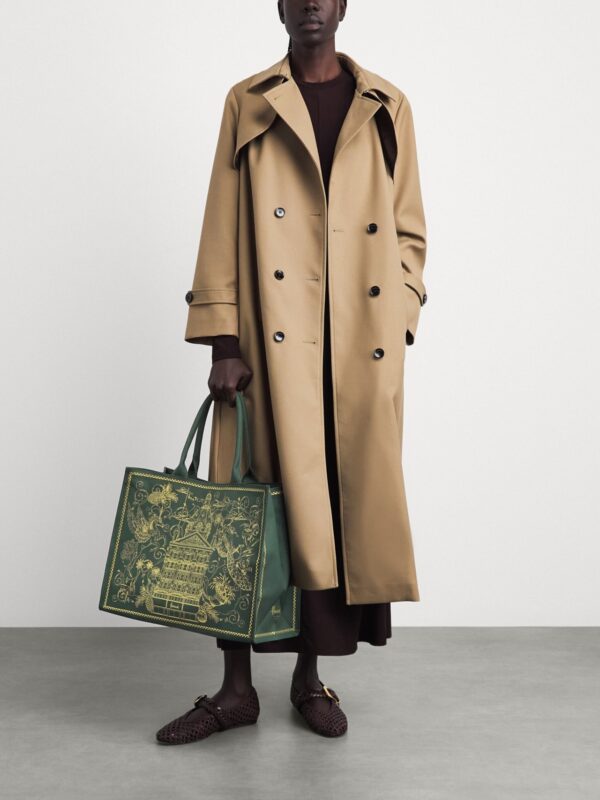 Harrods Building Print Tote Bag 側面角度,展示包體厚度與雙人提手細節