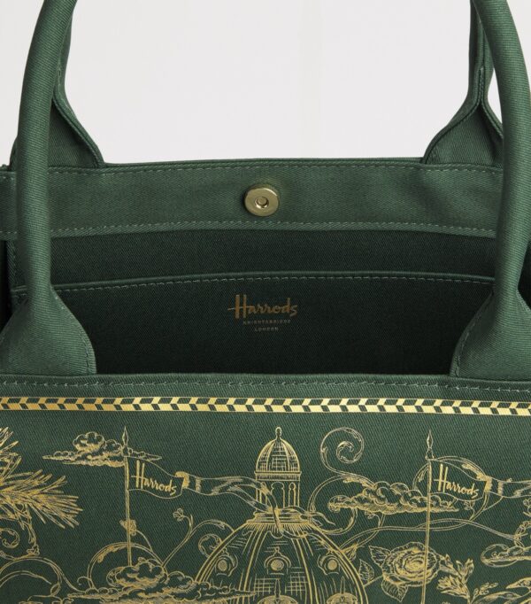 Harrods 手提包內部插袋結構展示，經典綠棉質內層