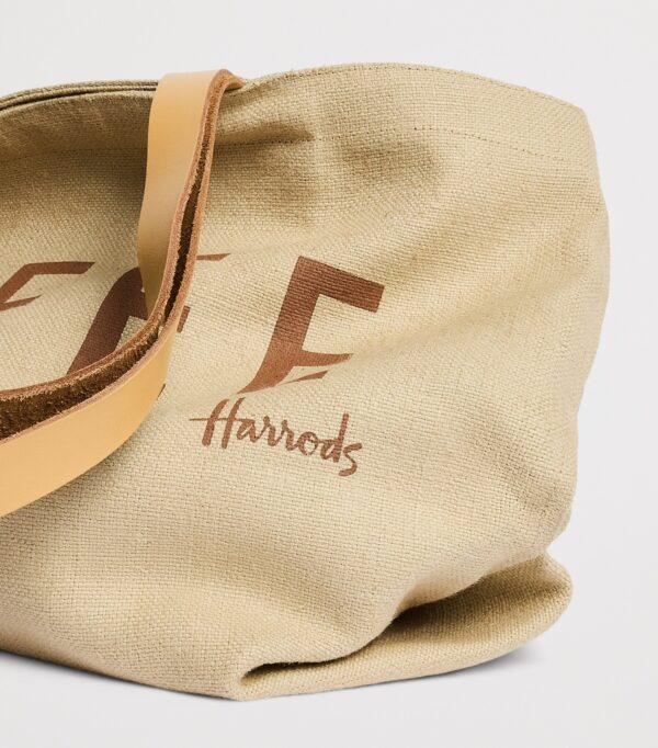 Harrods 黃麻托特包皮革肩帶與 Harrods 品牌標誌細節近拍