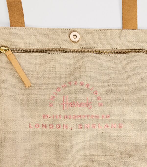 HDBB2632012-81_3 Harrods 黃麻托特包磁扣與皮革飾邊特寫,展示精緻材質工藝