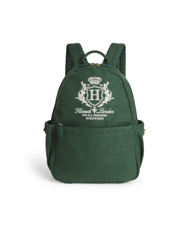 HDBC2542003-55_1-uni 英國 Harrods 經典綠棉質後背包正面全覽,展示精緻品牌刺繡徽章與金色五金拉鍊