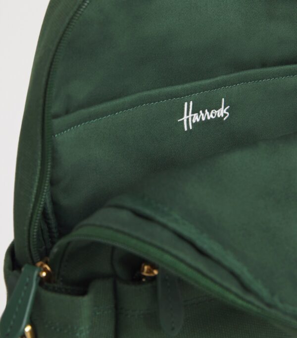 HDBC2542003-55_3 Harrods 綠色棉質後背包背面與背帶細節,展現純棉材質與立體車縫工藝
