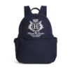 HDBC2542003-69_1-uni 英國 Harrods 海軍藍純棉後背包正面,展示金色刺繡徽章與金色拉鍊五金細節