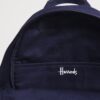 HDBC2542003-69_3 Harrods 後背包前置拉鍊口袋特寫,呈現精緻刺繡徽章與金色五金質感