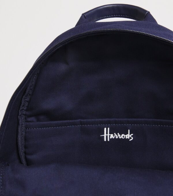 HDBC2542003-69_3 Harrods 後背包前置拉鍊口袋特寫,呈現精緻刺繡徽章與金色五金質感