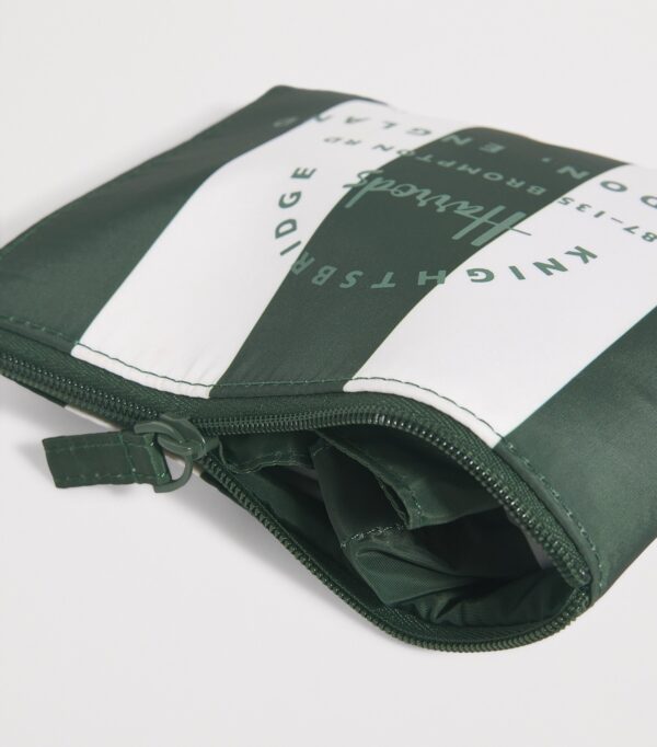 HDBD2532001-55_4 Harrods Pocket Shopper Bag 雙頂手柄與整體比例展示,肩背使用情境