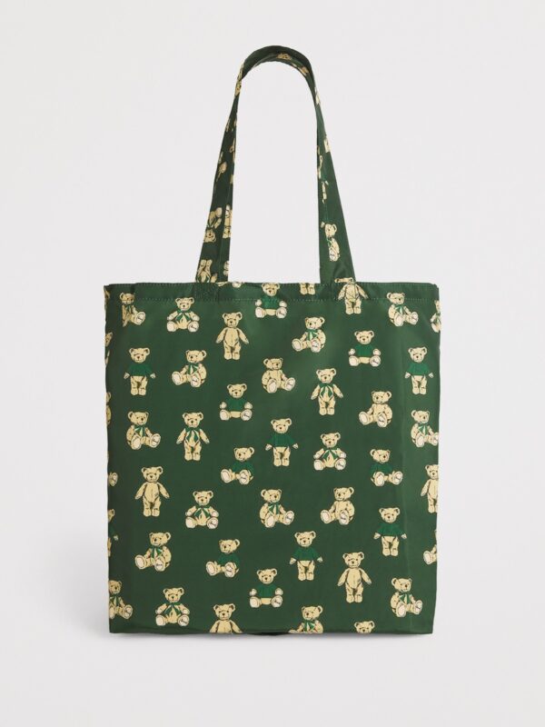 Harrods 亨利熊購物袋折疊收納狀態,約 13×16cm 手掌大小,方便放入口袋