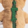 HDBD2633001-55_3 Harrods 亨利熊托特包背面拉鍊細節特寫,展示從吊飾變身購物袋的折疊收納機關