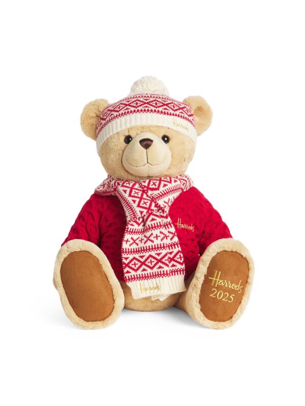 HDDB2530001-81_1-uni 英國 Harrods 2025 聖誕限定 Alfie 小熊玩偶正面,穿粗針織毛衣與毛線帽,高 34cm