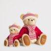 HDDB2530001-81_2 Harrods Alfie 熊細節特寫,爪上年份紀念刺繡與配套針織圍巾