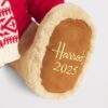 HDDB2530001-81_3 Harrods 2025 聖誕熊 Alfie 側面全身展示,暖棕色絨毛與整套針織造型