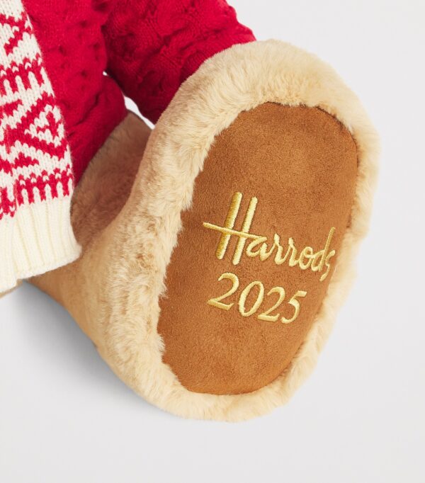 HDDB2530001-81_3 Harrods 2025 聖誕熊 Alfie 側面全身展示,暖棕色絨毛與整套針織造型