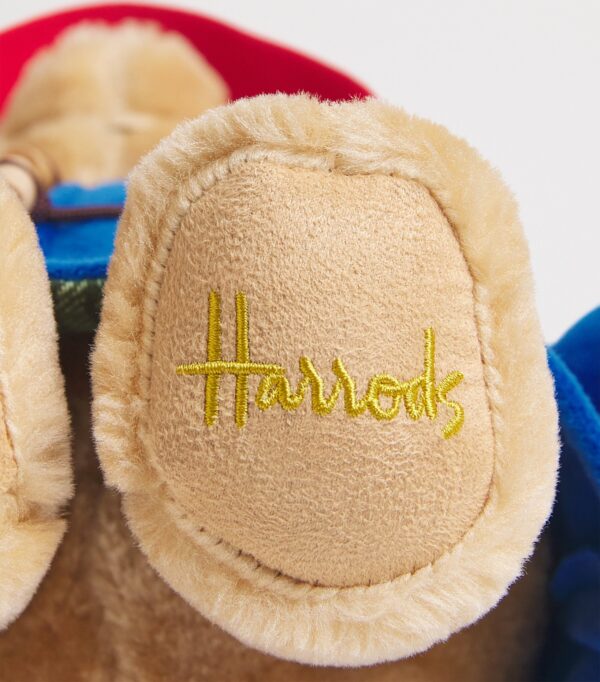 HDDB2610008-81_2 Harrods 柏靈頓熊絨毛玩偶側面細節,展示帽沿與縫製工藝
