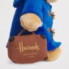HDDB2610008-81_3 Harrods 柏靈頓熊玩偶整體比例展示,棕褐色毛絨質感與 Harrods 品牌標籤