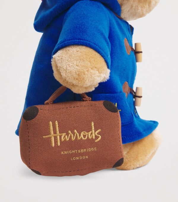 HDDB2610008-81_3 Harrods 柏靈頓熊玩偶整體比例展示,棕褐色毛絨質感與 Harrods 品牌標籤