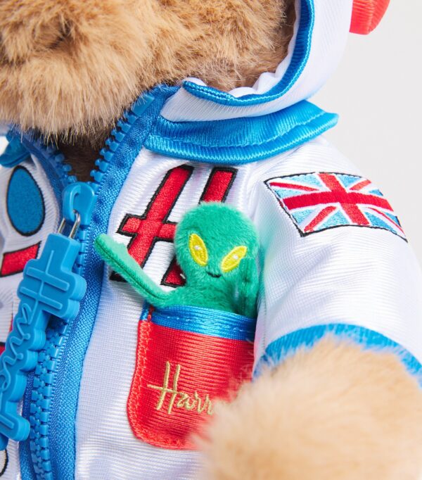 英國 Harrods Pop Rocket 太空人泰迪熊側面細節，展示太空服圖案與柔軟白色絨毛質感