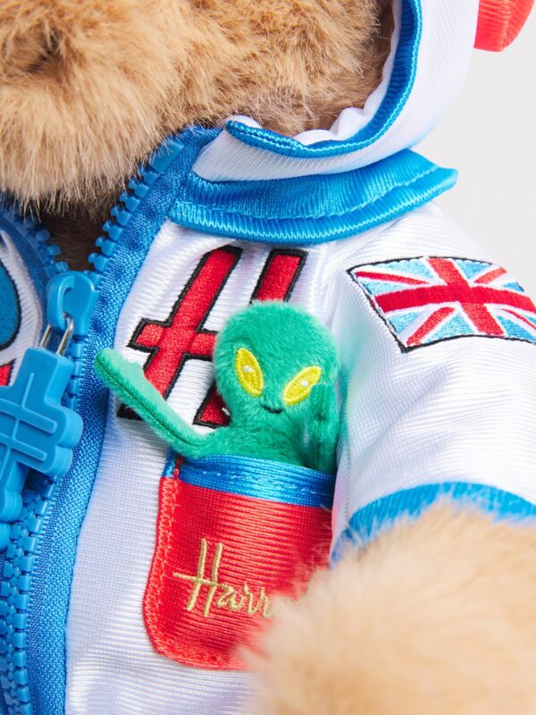 英國 Harrods Pop Rocket 太空人泰迪熊側面細節,展示太空服圖案與柔軟白色絨毛質感