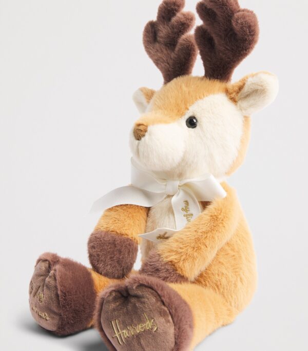 HDDB2630008-82_2 Harrods My First Christmas 馴鹿毛絨玩具側面細節,展示柔軟絨毛質感與精緻刺繡工藝