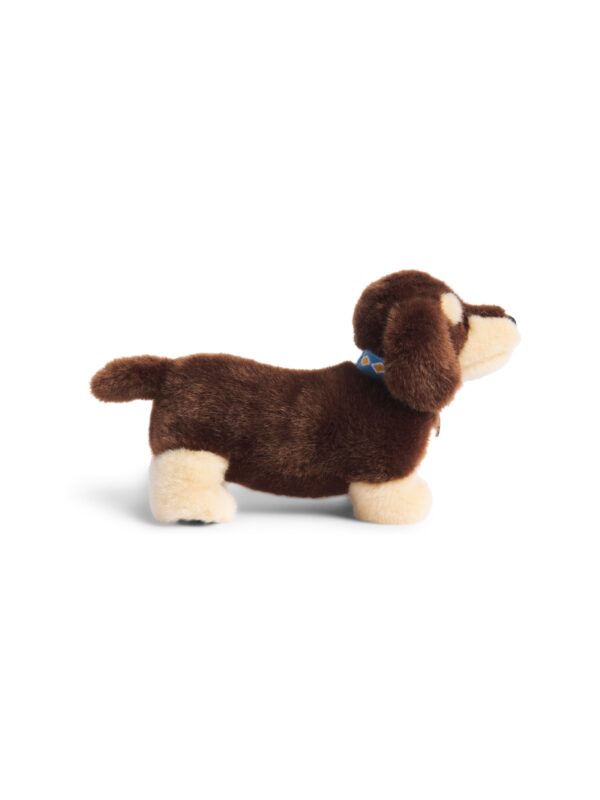 HDDB2630009-88_1-uni 英國 Harrods 棕色臘腸犬絨毛娃娃正面,配戴藍橙相間哈洛德百貨標誌性項圈