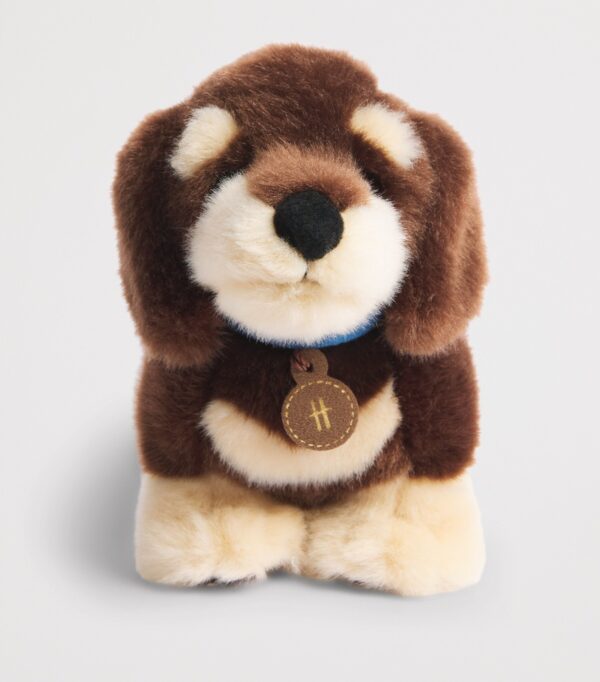 HDDB2630009-88_2 英國 Harrods 臘腸犬毛絨玩偶側面全身,展示約15cm嬌巧身形與蓬鬆棕色絨毛細節